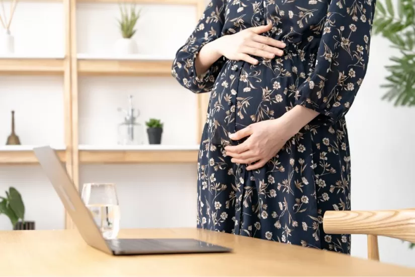 妊娠している女性とパソコン