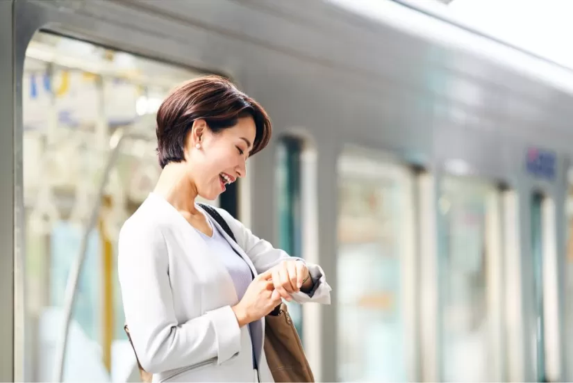 電車を降りた女性