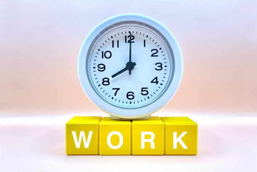 WORKのブロックの上に時計